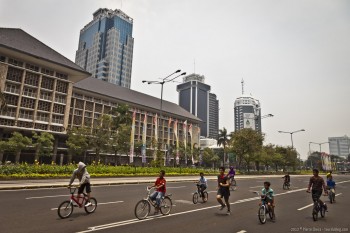 Coureur rue deserte centre Jakarta Java Indonesie