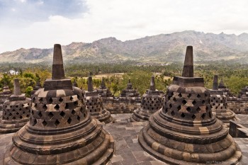 Temple et montagnes Borobudur Java Indonesie