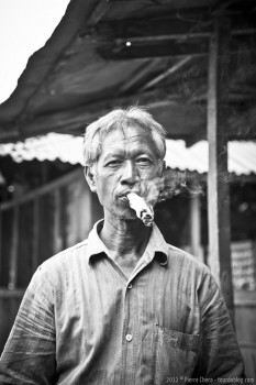 Vieil homme fumant, Borobudur, Java, Indonesie